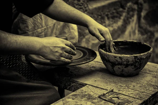 Mãos Homem Trabalhando Moldando Argila Oleiro Cerâmica Detalhe Ofício Criação — Fotografia de Stock