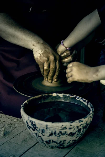 Çamur Şekillendiren Bir Çömlekçinin Elleri Spanya Bir Zanaatkarın Detayları Sanat — Stok fotoğraf