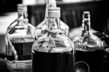 Şişe renkli sıvı, renkler ve cam, konteynerler detay ile