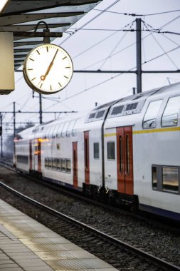 Cadılarla dolu tren istasyonu, Avrupa 'da tren raylarıyla ulaşım detayları, turizm