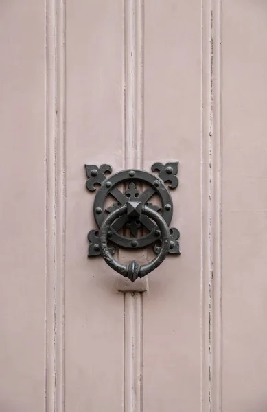 古い金属ドアのノッカー 装飾の詳細 — ストック写真