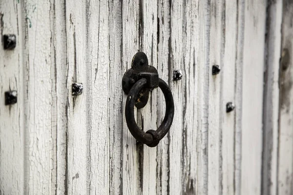 Starý Kovový Klepadlo Dekorace Detail — Stock fotografie