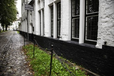 Begijnhof, tipik ve eski Bruges bölgesine, tipik Belçika ev detayını, Avrupa'nın turizm