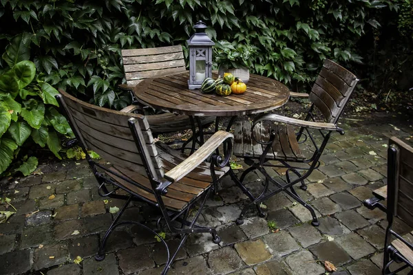 Trädgårdsbord Med Pumpor Inredda Terrass Detalj Halloween — Stockfoto