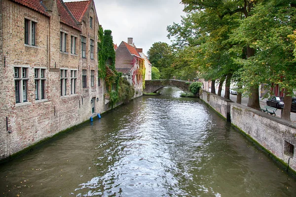 Bruggy Belgie Září 2018 Kanálu Bruggách Slavné Zvonice Věže Pozadí — Stock fotografie