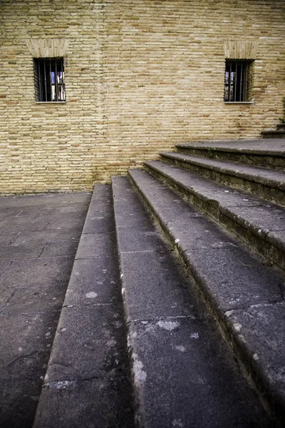 Schodiště Okno Detail Starých Kamenných Schodů Texturami Pozadí Starověká Architektura — Stock fotografie