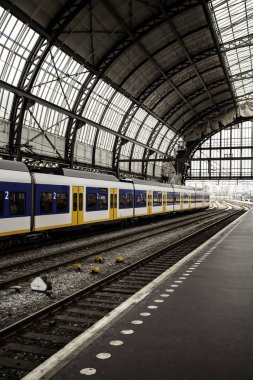 Bruges, Belçika, Eylül 2018: - Brugge Tren İstasyonu 'ndaki Brugge tabelasına bakın, tarihi Bruges kasabasındaki bir tren istasyonu, Belçika' nın Batı Flanders kentindeki UNESCO Dünya Mirası sahası