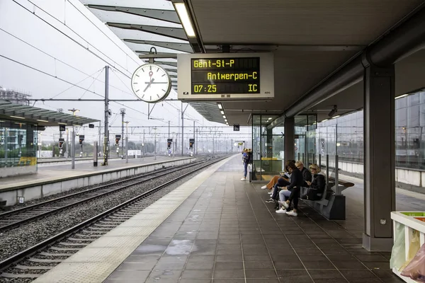 比利时布鲁日 2018年9月 查看一个标志 在布鲁日火车站 一个火车站在历史名城布鲁日 联合国教科文组织世界遗产在比利时佛兰德斯 — 图库照片