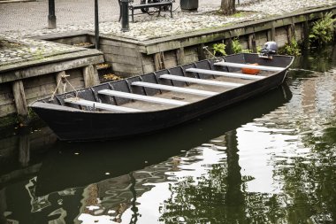 Denizdeki bir teknenin içinde, deniz taşımacılığı, seyahat ve turizm detayları.