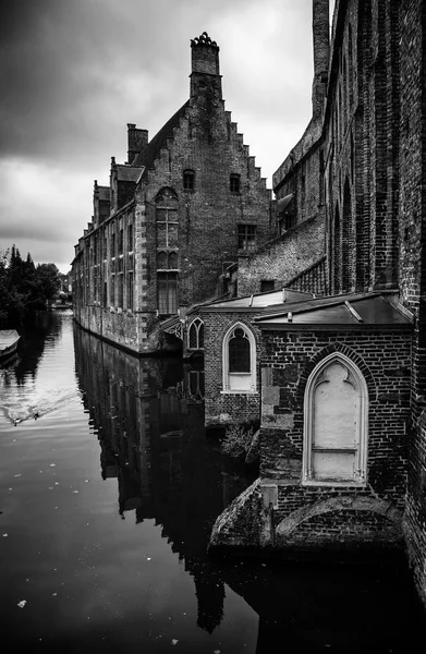 Mittelalterliche Kanäle Von Brügge Detail Des Tourismus Einer Belgischen Stadt — Stockfoto