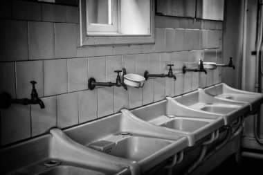 Eski seramik lavabo, temizlik ve tuvalet detay