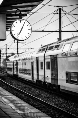 Cadılarla dolu tren istasyonu, Avrupa 'da tren raylarıyla ulaşım detayları, turizm