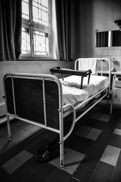 アンティーク病院ストレッチャー 患者のベッド詳細 — ストック写真