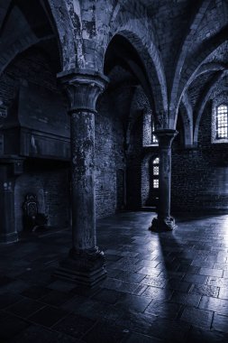 Eski bir tarihi binanın içi, antik ve tarihin ayrıntıları.
