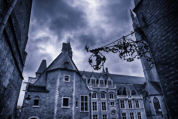 Дом типичный для Брюгге, детали средневековых домов, туризм в Бельгии, Европа
