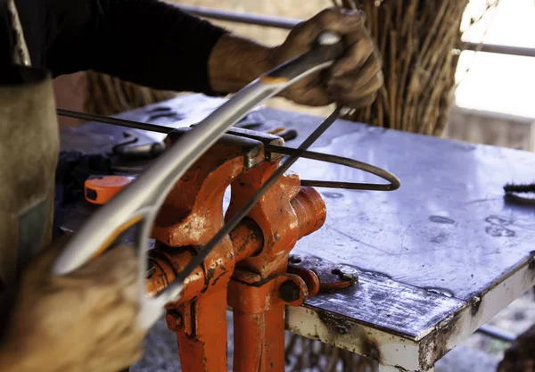 鉄のために見られる 金属の切断と操作の詳細 — ストック写真