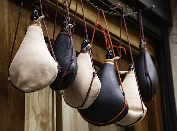 Deri şarap çizmeler, alkollü içki içmek için taşıma