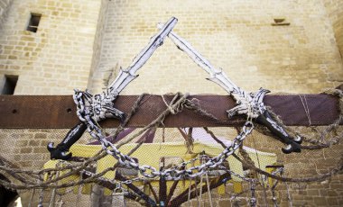 Eski ortaçağ savaş kılıçları ölüm ve acı, beyaz silahın ayrıntıları.