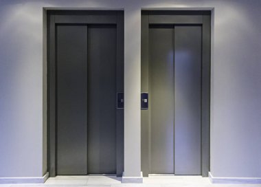 Binadaki modern asansörlerin kapıları, ulaşım detayları.