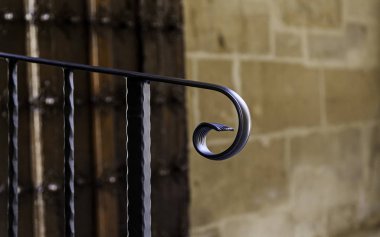 Eski metal döşeme korkulukları, ortaçağ dekorasyonunun ayrıntıları.