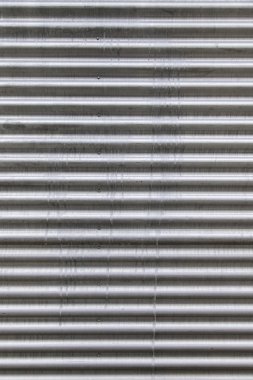 Kabartmalı metal koruma ızgarası, güvenlik detayı ve mahremiyet