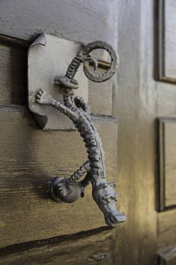 Eski kapıcı metalik dekore edilmiş, eski kapının ayrıntıları.