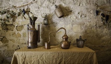 Antik bronz halâ, alkol damıtmak için kullanılan antik aletlerin ayrıntıları.