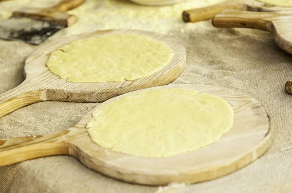 Ręcznie Ugniatane Ciasto Pieczenia Ciasta Pszennego Detal Tradycji Zdrowa Żywność — Zdjęcie stockowe