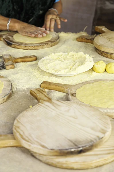 手工揉搓面团做小麦蛋糕 详细说明传统 健康食品 — 图库照片