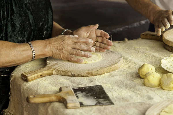 Geleneksel Bir Fırında Hamur Yoğurmak Spanya Ekmek Yapmanın Ayrıntıları — Stok fotoğraf