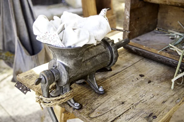 Eski Metal Kıyma Makinesi Mutfak Gereçleri — Stok fotoğraf