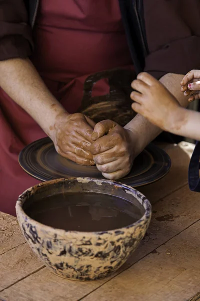 Mãos Oleiro Moldando Argila Detalhe Artesão Arte Criação Espanha — Fotografia de Stock