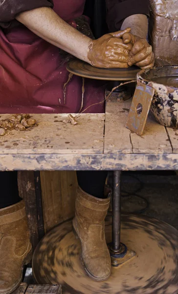 Çamur Şekillendiren Bir Çömlekçinin Elleri Spanya Bir Zanaatkarın Detayları Sanat — Stok fotoğraf