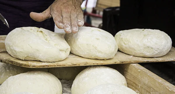 面包店以传统的方式揉碎面包面团 手工制作细节 每日膳食 健康的生活 — 图库照片