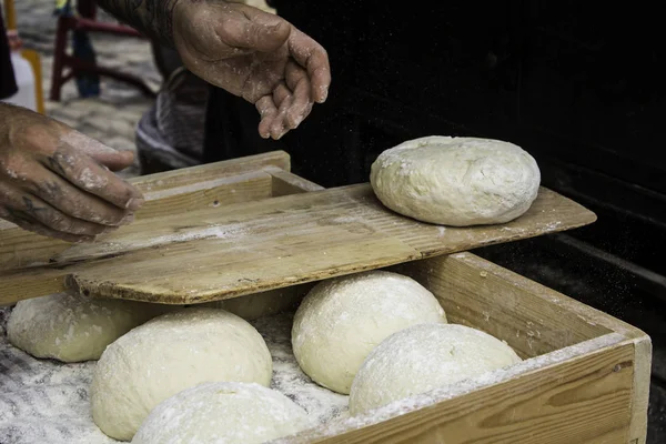 Piekarze Ugniatający Ciasto Chlebowe Tradycyjny Sposób Rzemieślniczy Szczegół Pracy Codzienny — Zdjęcie stockowe