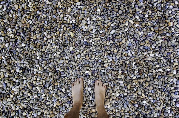 Pés Descalços Sobre Pedras Detalhe Relaxamento Spa Zen — Fotografia de Stock