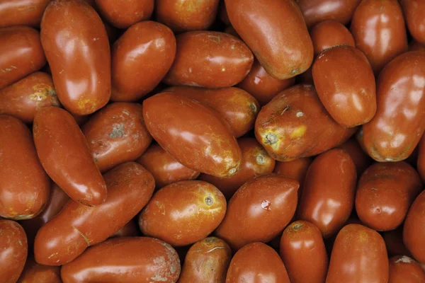 Dojrzałe Czerwone Pomidory Tradycyjnym Rynku Szczegóły Warzyw Zdrowa Żywność Wegetariańskie — Zdjęcie stockowe