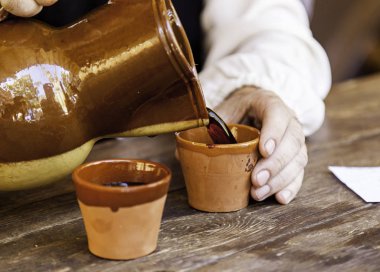 Kil bardakta şarap servisi, barın detayları, alkol ve içecek servisi.