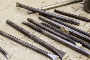 El yapımı taş oymacılığı için eski araçlar, bir el sanatının ayrıntıları