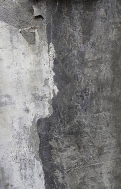 Eski beton duvar zamanla hasar gördü, şehirde yıkım ve terk edilme detayları.