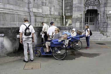 LOURDES, FRANCE - 12 Temmuz 2017: Fransa 'daki Hac için kutsal mekan, 12 Temmuz 2017' de Lourdes 'te bulunan,.