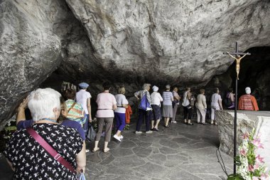 LOURDES, FRANCE - 12 Temmuz 2017: Fransa 'daki Hac için kutsal mekan, 12 Temmuz 2017' de Lourdes 'te bulunan,.