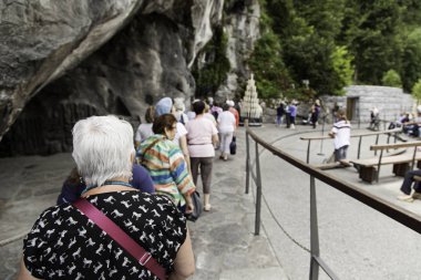 LOURDES, FRANCE - 12 Temmuz 2017: Fransa 'daki Hac için kutsal mekan, 12 Temmuz 2017' de Lourdes 'te bulunan,.