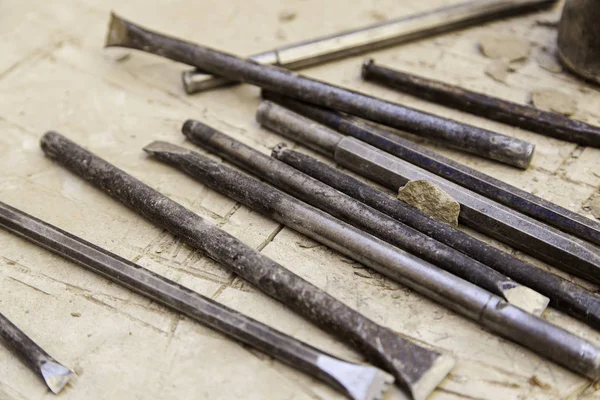 El yapımı taş oymacılığı için eski araçlar, bir el sanatının ayrıntıları