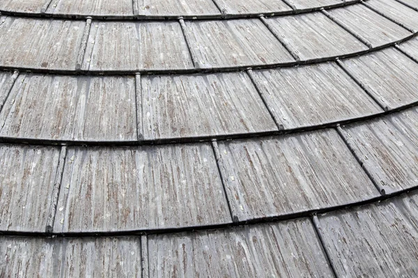 Eski yıpranmış metal çatı, yağmura karşı korunma detayları, paslı metal.