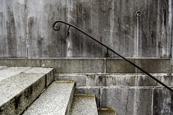 有栏杆的旧肮脏楼梯 一座古城的细节 — 图库照片