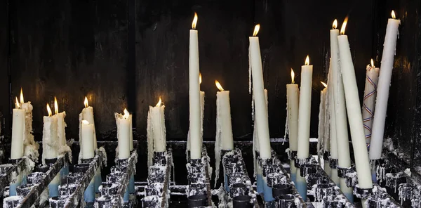 キリスト教の伝統 炎と信仰に燃えるワックスキャンドル — ストック写真