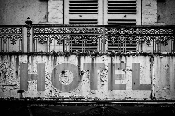 Señal Hotel Roto Abandonado Detalle Una Vieja Información Crisis Ruina — Foto de Stock