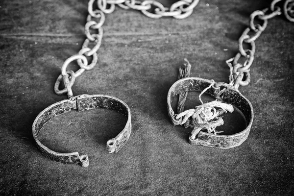 Eski ortaçağ kelepçeleri, eski bir işkence aletinin ayrıntıları.,