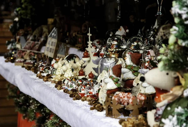 市场上的圣诞装饰 庆祝活动和派对的细节 — 图库照片
